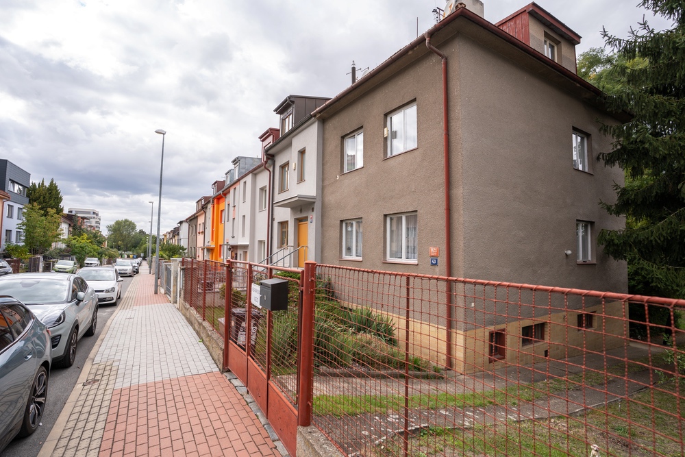 Vícegenerační rodinná vila 320 m² s garáží, bazénem a udržovanou zahradou