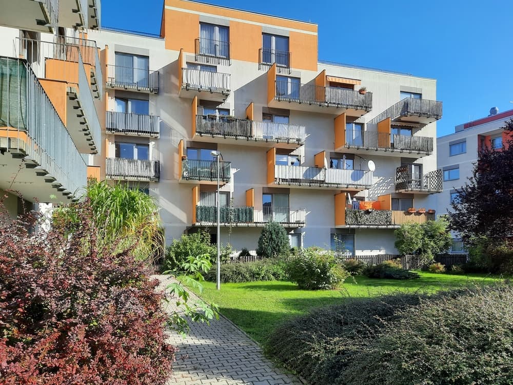 Pronájem prostorného 1+kk s útulnou předzahrádkou