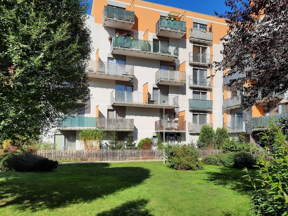 Pronájem prostorného 1+kk s útulnou předzahrádkou