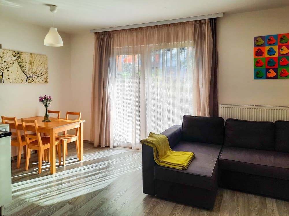 Pronájem prostorného 1+kk s útulnou předzahrádkou