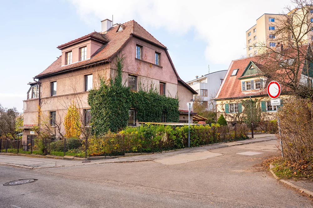 Vícegenerační rodinná vila 320 m² s garáží, bazénem a udržovanou zahradou