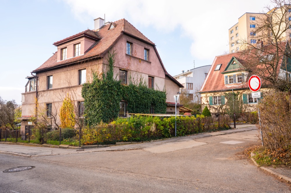 Vícegenerační rodinná vila 320 m² s garáží, bazénem a udržovanou zahradou