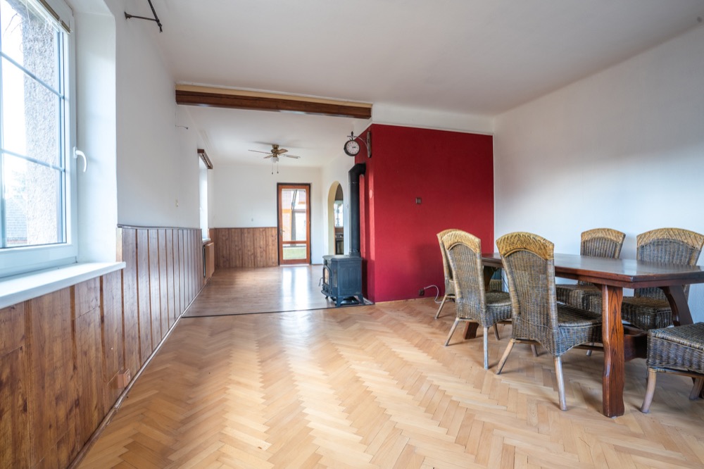 Vícegenerační rodinná vila 320 m² s garáží, bazénem a udržovanou zahradou