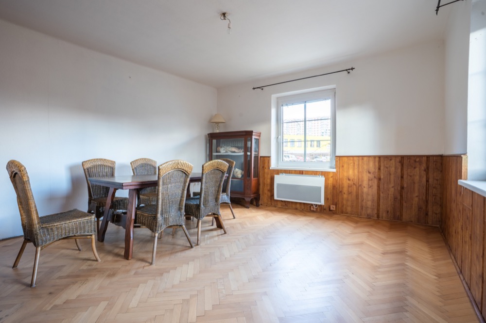 Vícegenerační rodinná vila 320 m² s garáží, bazénem a udržovanou zahradou