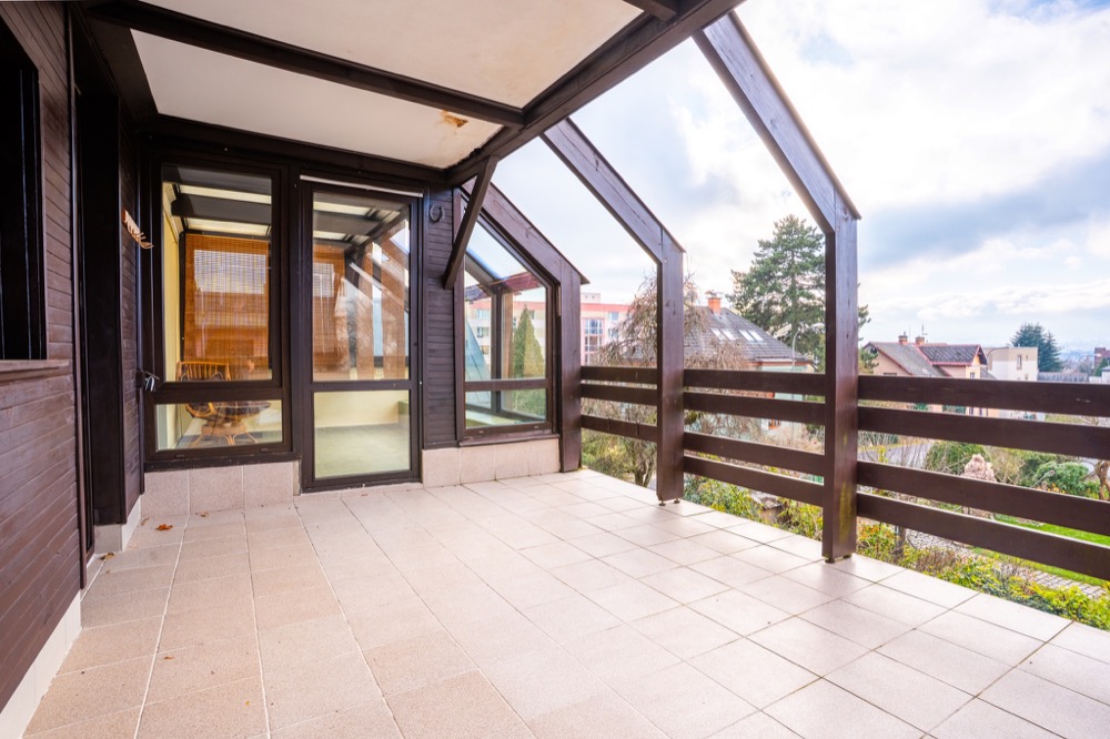 Vícegenerační rodinná vila 320 m² s garáží, bazénem a udržovanou zahradou