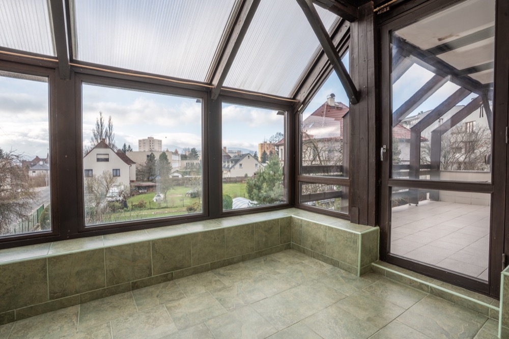 Vícegenerační rodinná vila 320 m² s garáží, bazénem a udržovanou zahradou