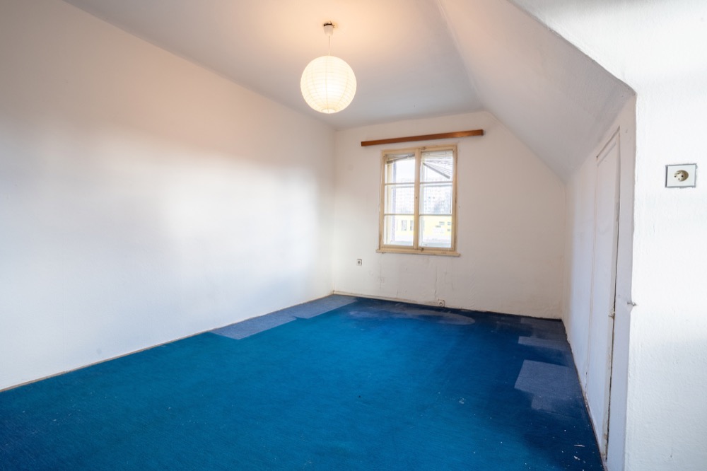 Vícegenerační rodinná vila 320 m² s garáží, bazénem a udržovanou zahradou