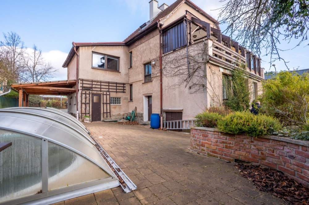 Vícegenerační rodinná vila 320 m² s garáží, bazénem a udržovanou zahradou