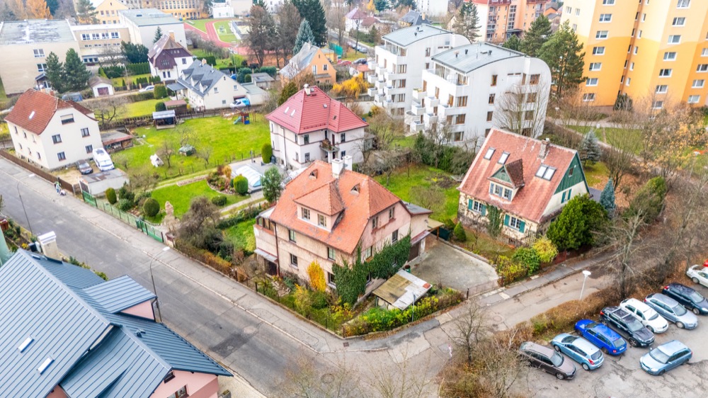 Vícegenerační rodinná vila 320 m² s garáží, bazénem a udržovanou zahradou