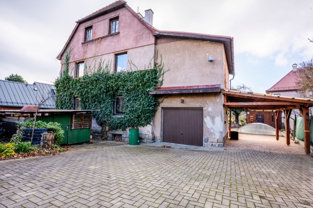 Vícegenerační rodinná vila 320 m² s garáží, bazénem a udržovanou zahradou