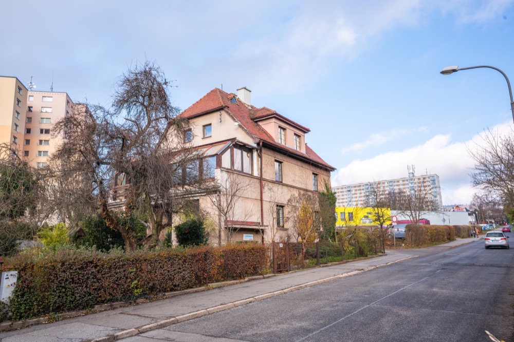 Vícegenerační rodinná vila 320 m² s garáží, bazénem a udržovanou zahradou