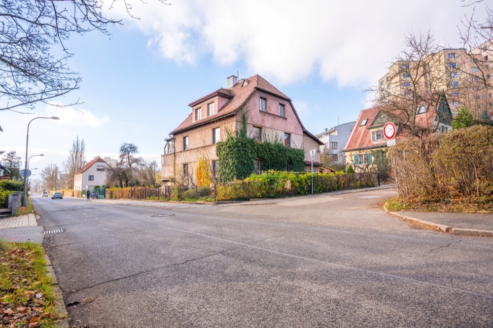 Vícegenerační rodinná vila 320 m² s garáží, bazénem a udržovanou zahradou