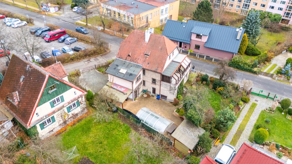 Vícegenerační rodinná vila 320 m² s garáží, bazénem a udržovanou zahradou