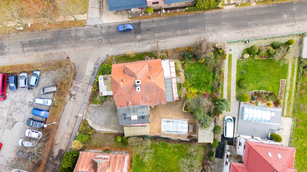 Vícegenerační rodinná vila 320 m² s garáží, bazénem a udržovanou zahradou