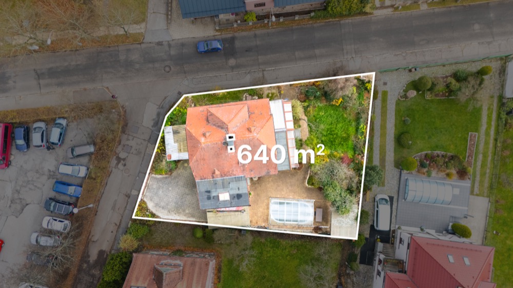 Vícegenerační rodinná vila 320 m² s garáží, bazénem a udržovanou zahradou