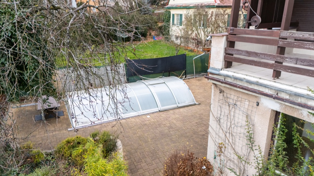 Vícegenerační rodinná vila 320 m² s garáží, bazénem a udržovanou zahradou