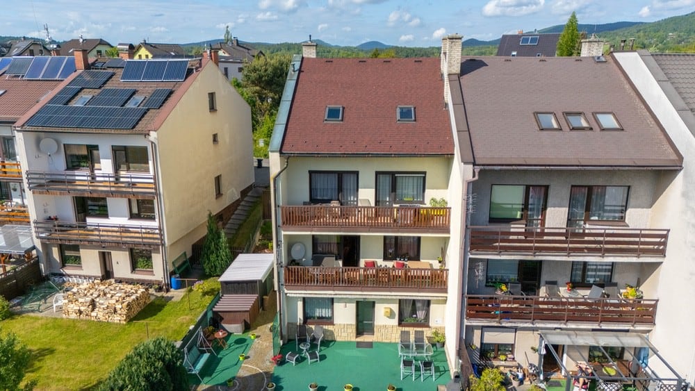 Vícegenerační rodinný dům 300 m² s garáží, zahradou a nerušeným výhledem na Ještěd