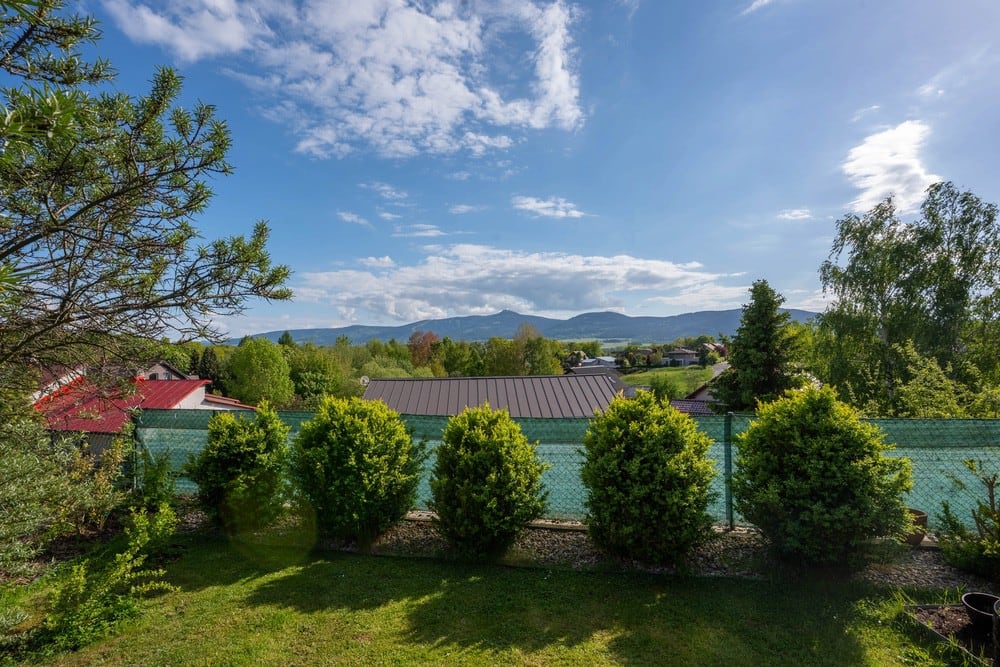 Vícegenerační rodinný dům 300 m² s garáží, zahradou a nerušeným výhledem na Ještěd