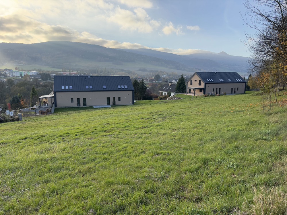 Slunný stavební pozemek 1131 m² v obci Šimonovice