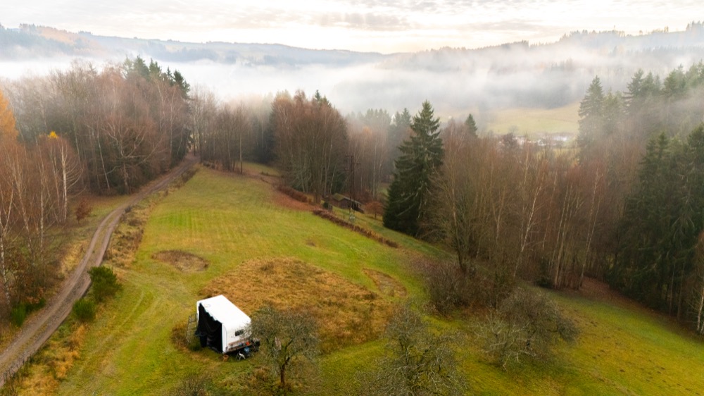 Slunný stavební pozemek 2542 m² na úpatí Jizerských hor