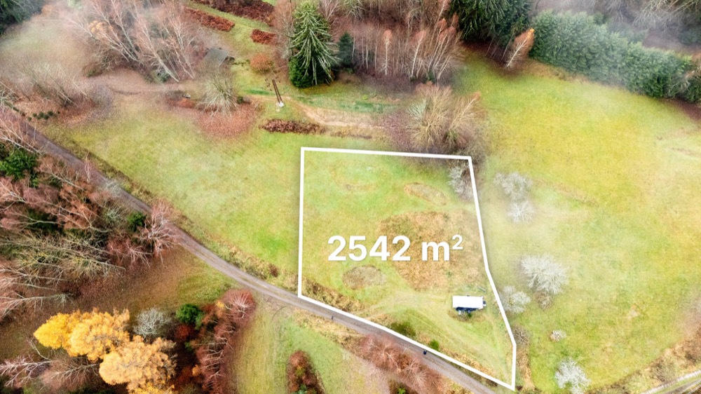 Slunný stavební pozemek 2542 m² na úpatí Jizerských hor