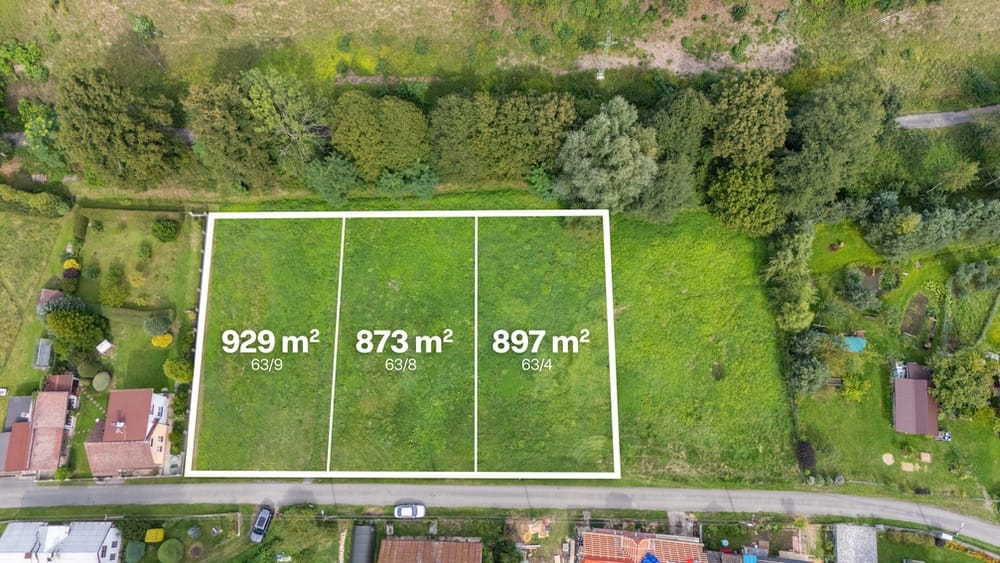 Soubor rovinatých stavebních pozemků v obci Mukařov u Jiviny