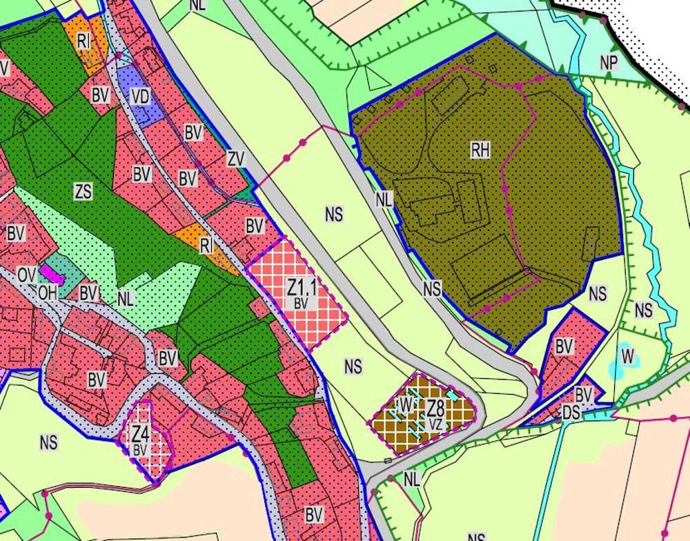 Soubor rovinatých stavebních pozemků v obci Mukařov u Jiviny