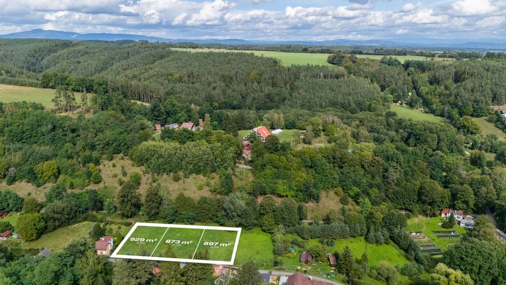 Soubor rovinatých stavebních pozemků v obci Mukařov u Jiviny