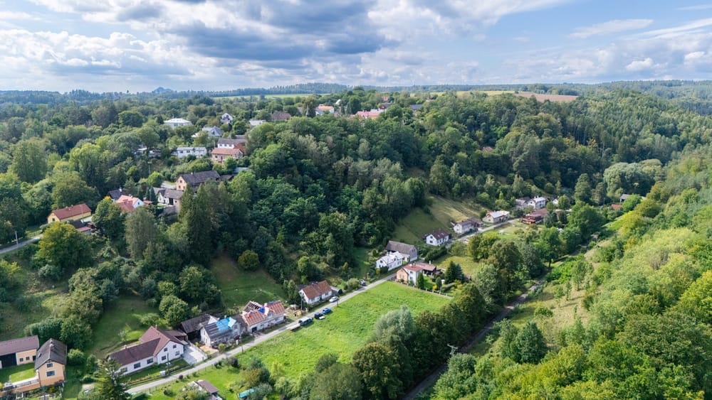 Soubor rovinatých stavebních pozemků v obci Mukařov u Jiviny