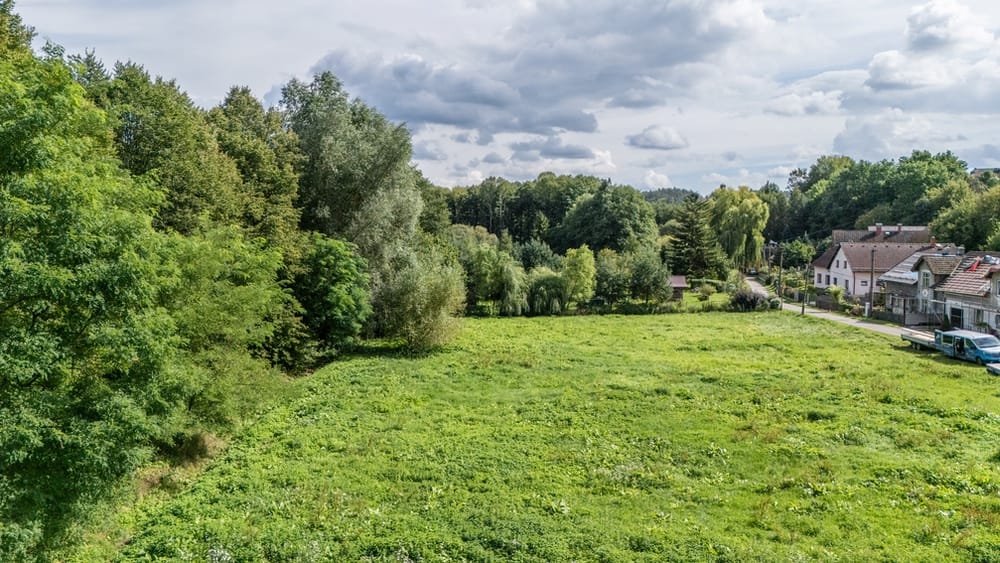Soubor rovinatých stavebních pozemků v obci Mukařov u Jiviny