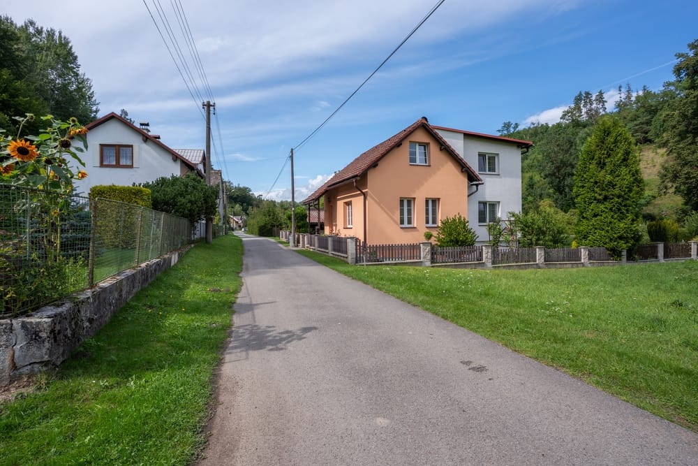 Soubor rovinatých stavebních pozemků v obci Mukařov u Jiviny