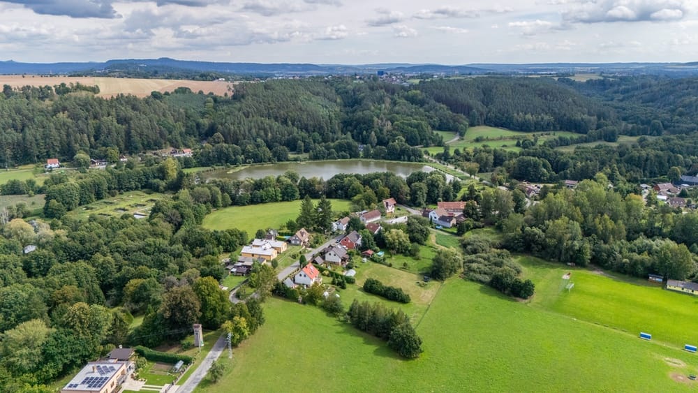Soubor rovinatých stavebních pozemků v obci Mukařov u Jiviny