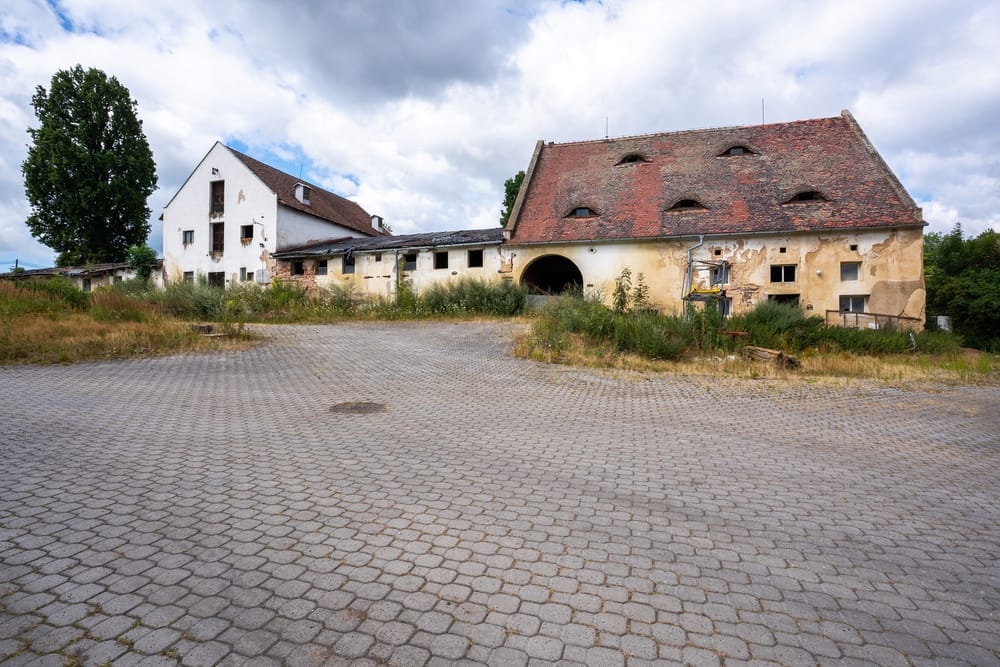 Velký statek a pozemky s bohatou historií v malebné osadě Andělka