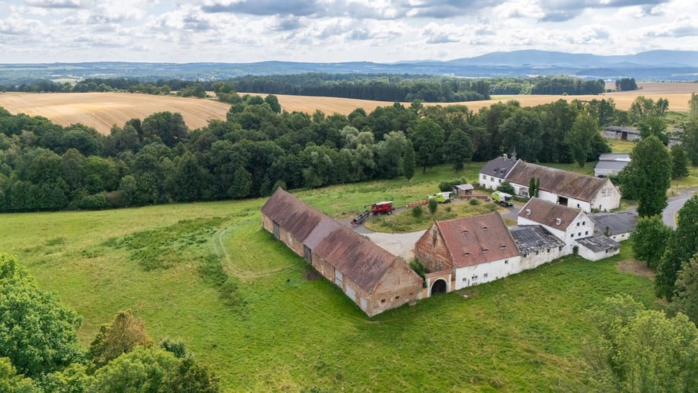 Velký statek a pozemky s bohatou historií v malebné osadě Andělka